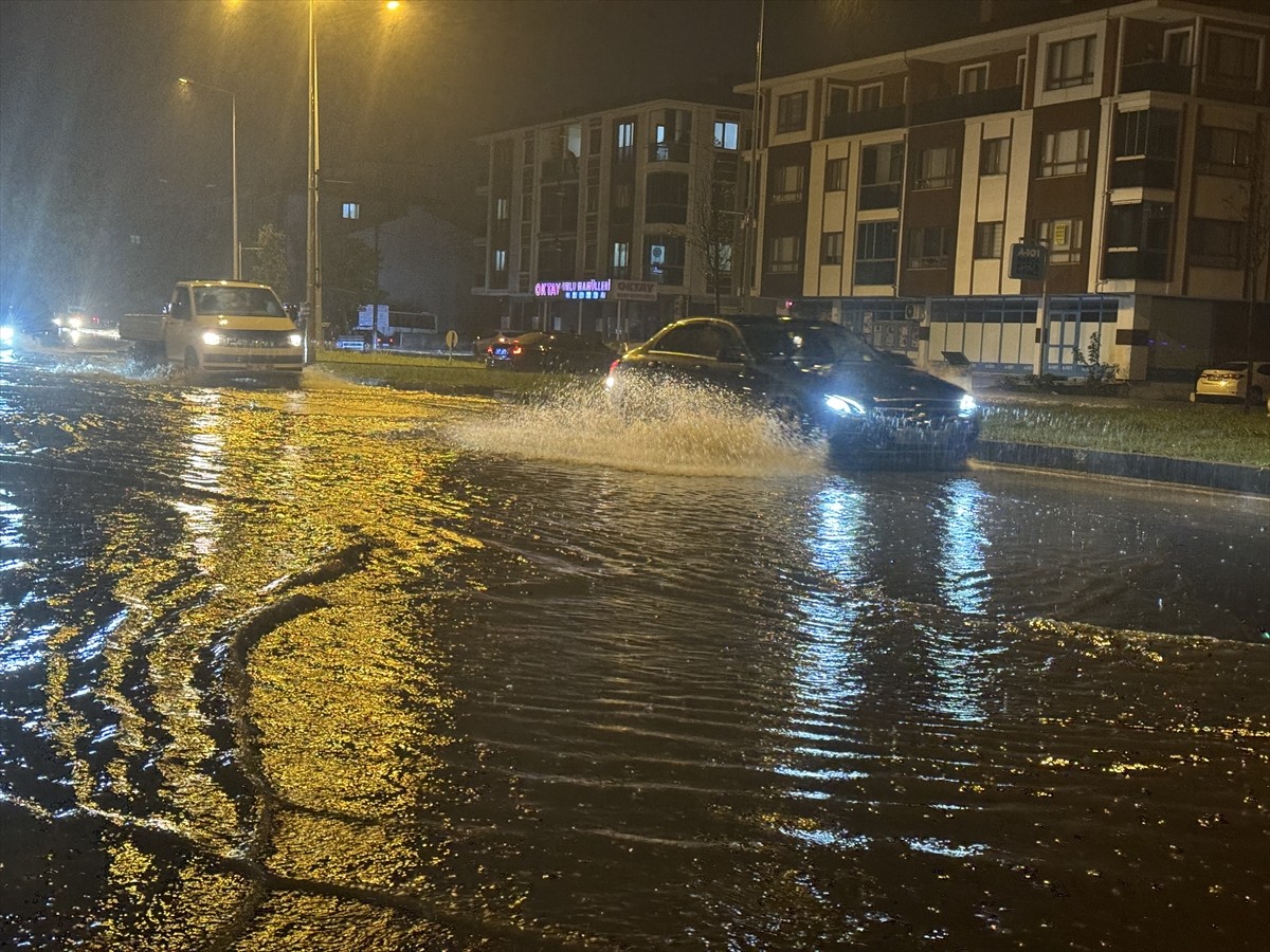 Düzce'de sağanak ve kuvvetli rüzgar yaşamı olumsuz etkiledi. Kentte akşam saatlerinde bir anda...