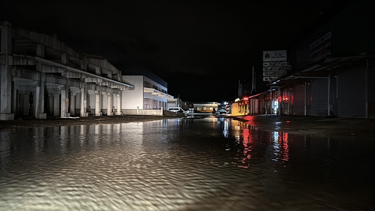 Düzce'de sağanak ve kuvvetli rüzgar yaşamı olumsuz etkiledi. Kentte akşam saatlerinde bir anda...