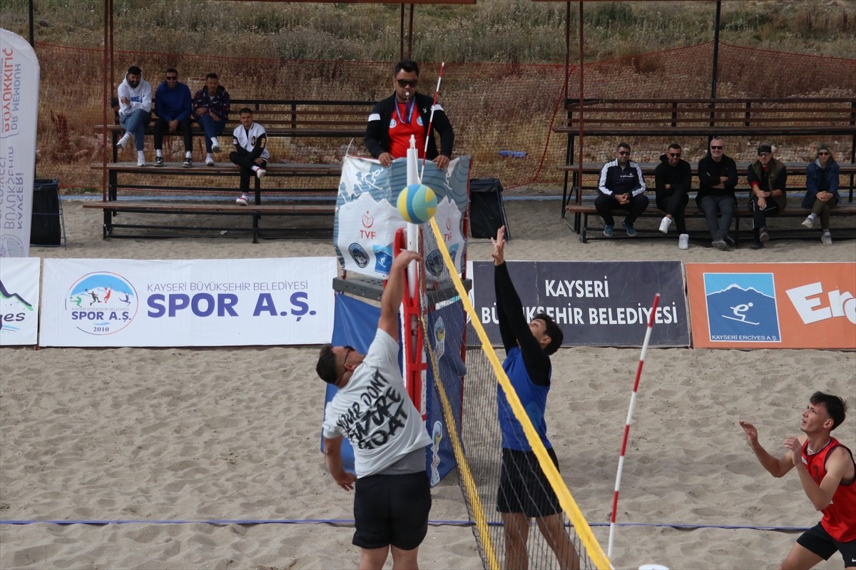 Erciyes Kayak Merkezi'nin ev sahipliği yaptığı ve 16 takımın katıldığı plaj voleybolu turnuvası...