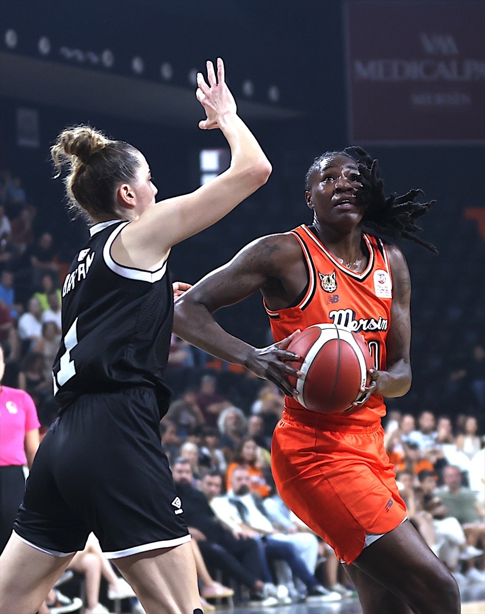 ING Kadınlar Basketbol Süper Ligi'nin 3. haftasında ÇBK Mersin ile Beşiktaş, Mersin'deki Servet...