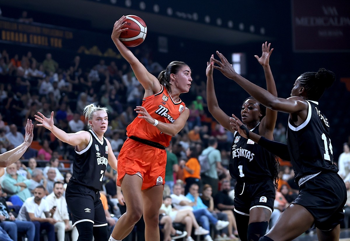 ING Kadınlar Basketbol Süper Ligi'nin 3. haftasında ÇBK Mersin ile Beşiktaş, Mersin'deki Servet...