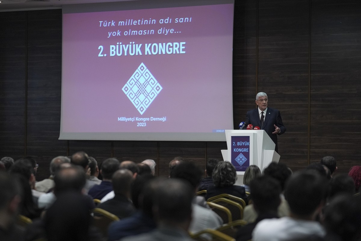 İYİ Parti Genel Başkanı Müsavat Dervişoğlu(sağ 3), Milliyetçi Kongre Derneğinin, Ankara'da bir...