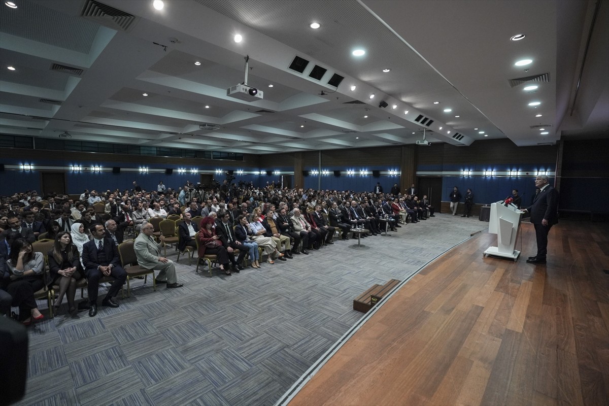 İYİ Parti Genel Başkanı Müsavat Dervişoğlu(sağ 3), Milliyetçi Kongre Derneğinin, Ankara'da bir...