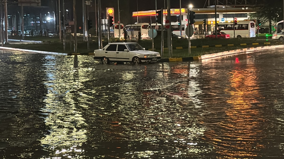 Karabük'te sağanak, hayatı olumsuz etkiledi. Kent merkezi ve Safranbolu ilçesinde sağanak...