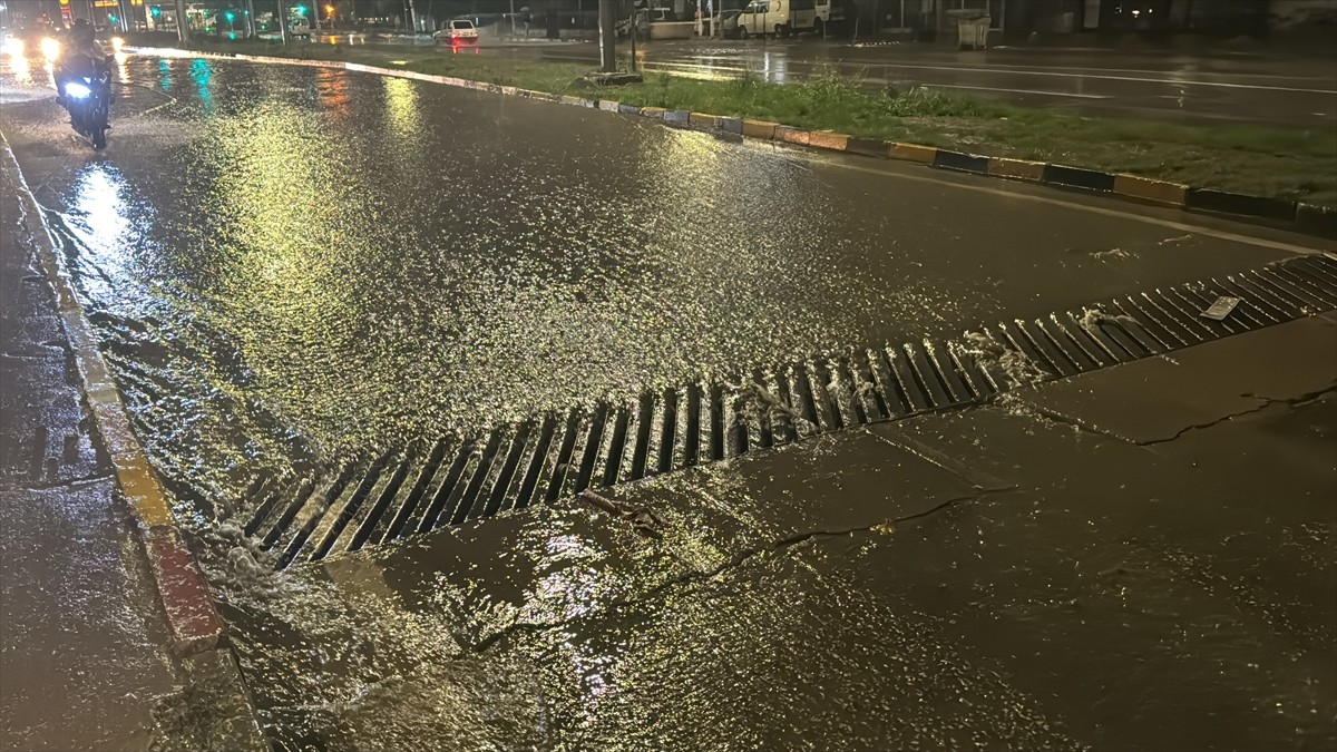 Karabük'te sağanak, hayatı olumsuz etkiledi. Kent merkezi ve Safranbolu ilçesinde sağanak...