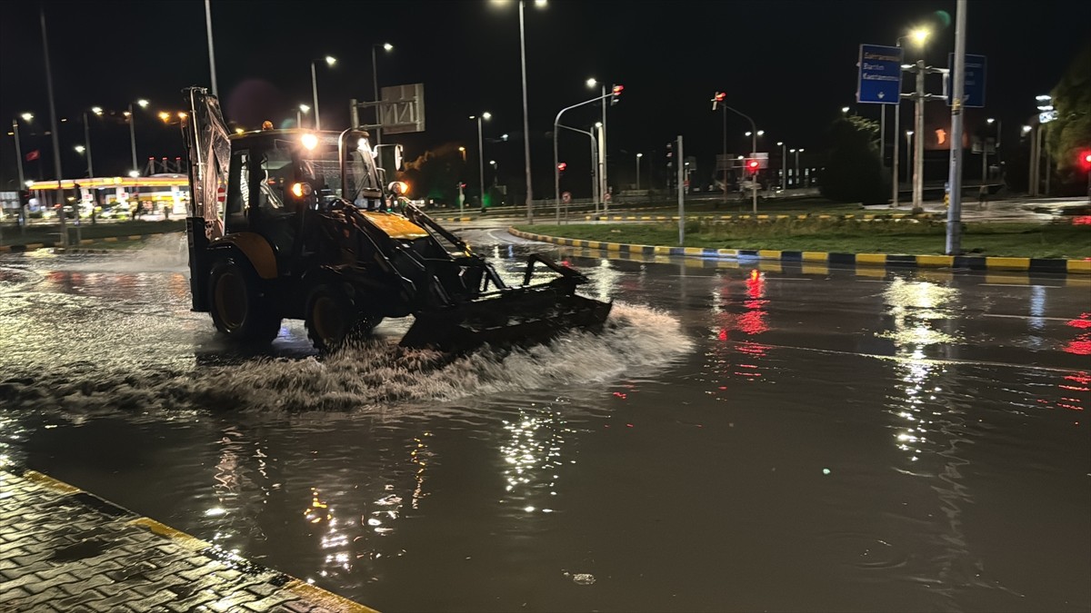 Karabük'te sağanak, hayatı olumsuz etkiledi. Kent merkezi ve Safranbolu ilçesinde sağanak...