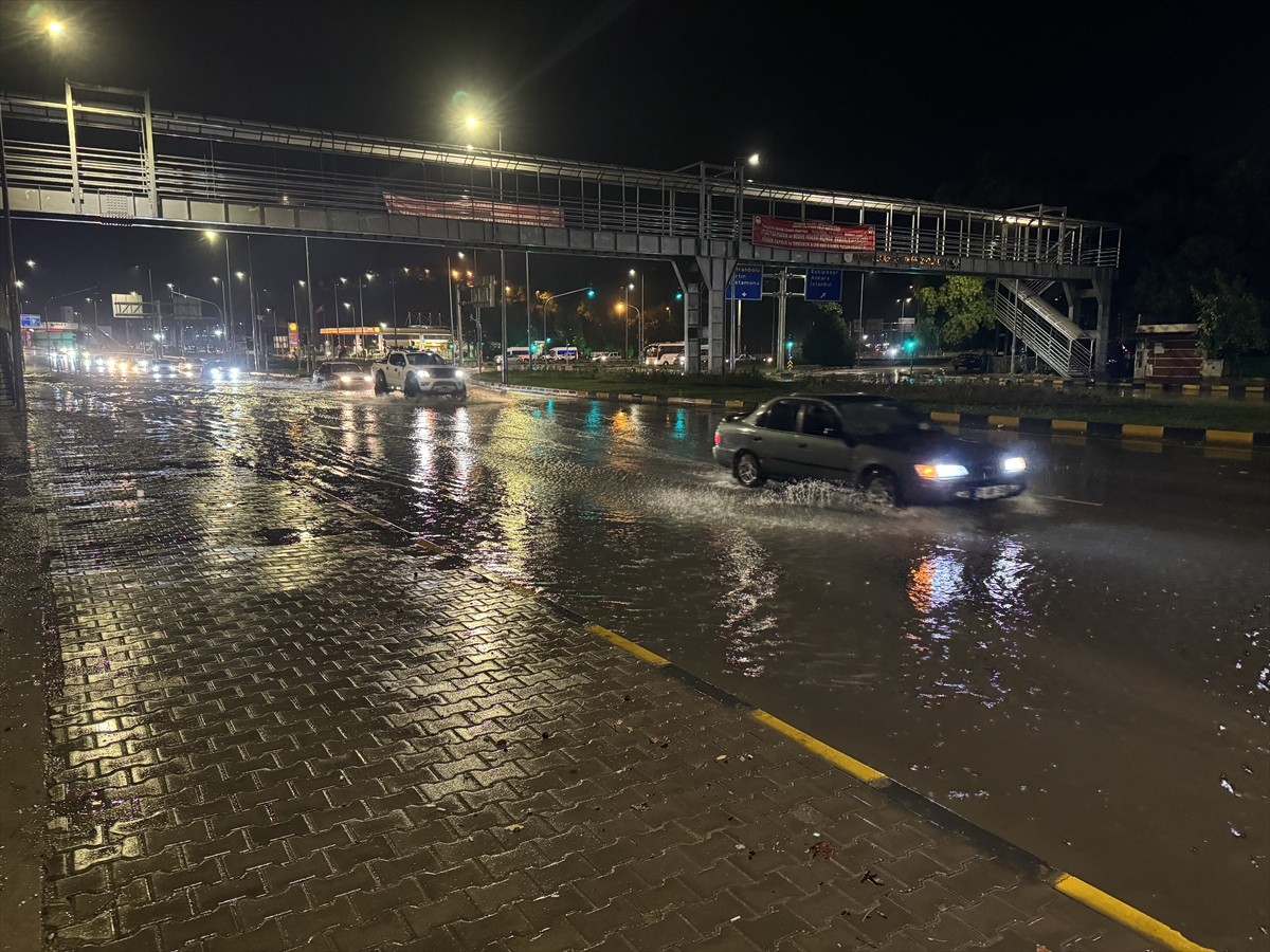 Karabük'te sağanak, hayatı olumsuz etkiledi. Kent merkezi ve Safranbolu ilçesinde sağanak...