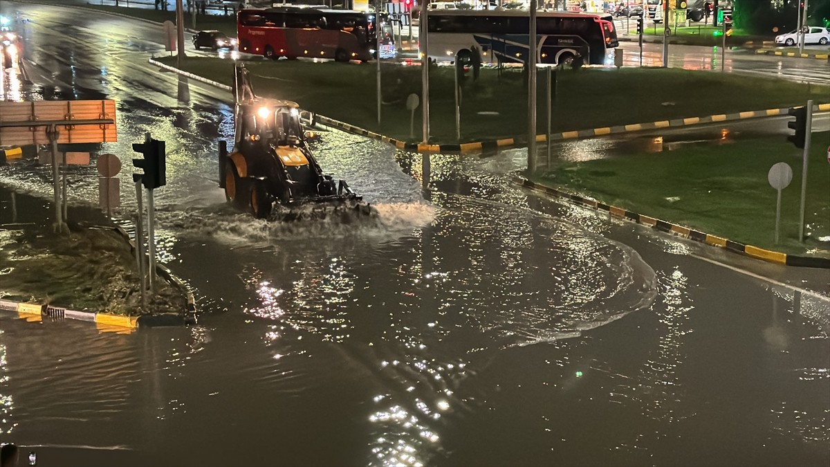 Karabük'te sağanak, hayatı olumsuz etkiledi. Kent merkezi ve Safranbolu ilçesinde sağanak...