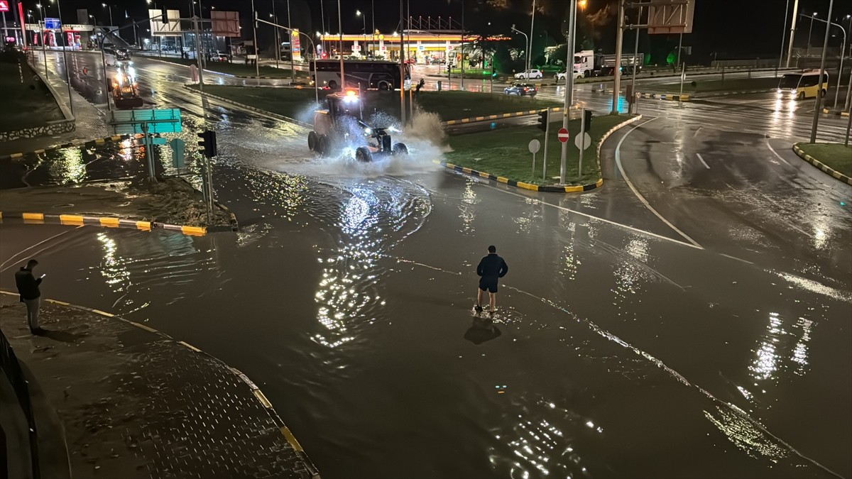 Karabük'te sağanak, hayatı olumsuz etkiledi. Kent merkezi ve Safranbolu ilçesinde sağanak...