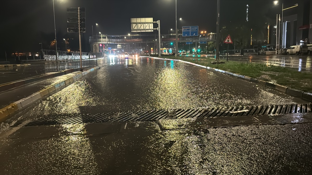 Karabük'te sağanak, hayatı olumsuz etkiledi. Kent merkezi ve Safranbolu ilçesinde sağanak...