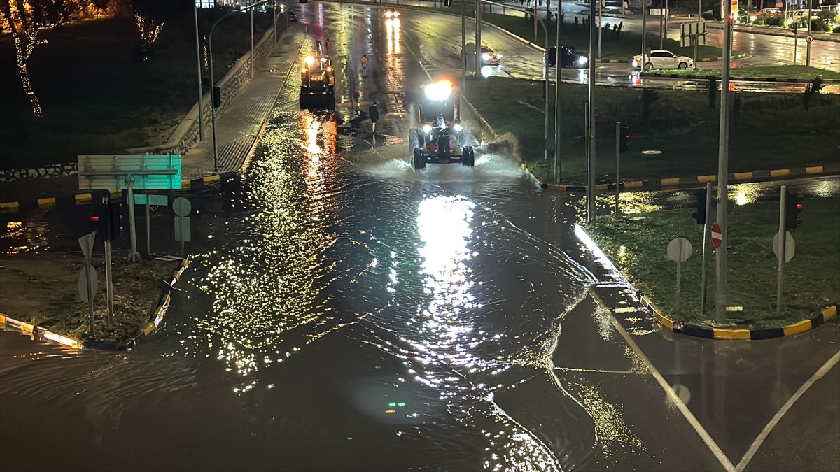 Karabük'te sağanak, hayatı olumsuz etkiledi. Kent merkezi ve Safranbolu ilçesinde sağanak...