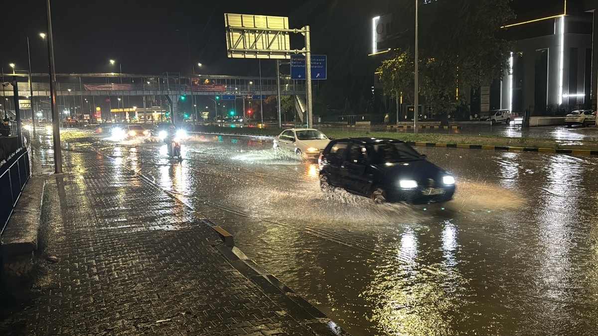 Karabük'te sağanak, hayatı olumsuz etkiledi. Kent merkezi ve Safranbolu ilçesinde sağanak...