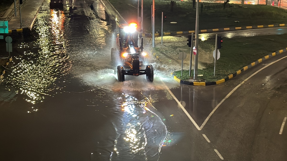 Karabük'te sağanak, hayatı olumsuz etkiledi. Kent merkezi ve Safranbolu ilçesinde sağanak...