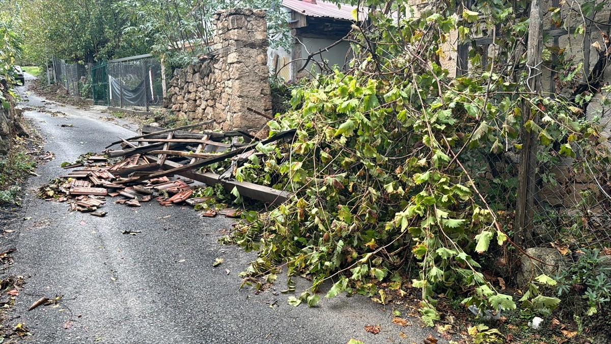 Karabük'ün Safranbolu ilçesinde fırtına nedeniyle bir caminin minaresi devrildi, cami ve 1 araç...