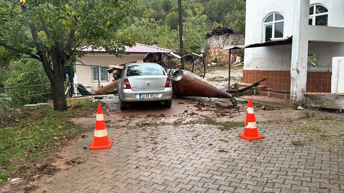 Karabük'ün Safranbolu ilçesinde fırtına nedeniyle bir caminin minaresi devrildi, cami ve 1 araç...