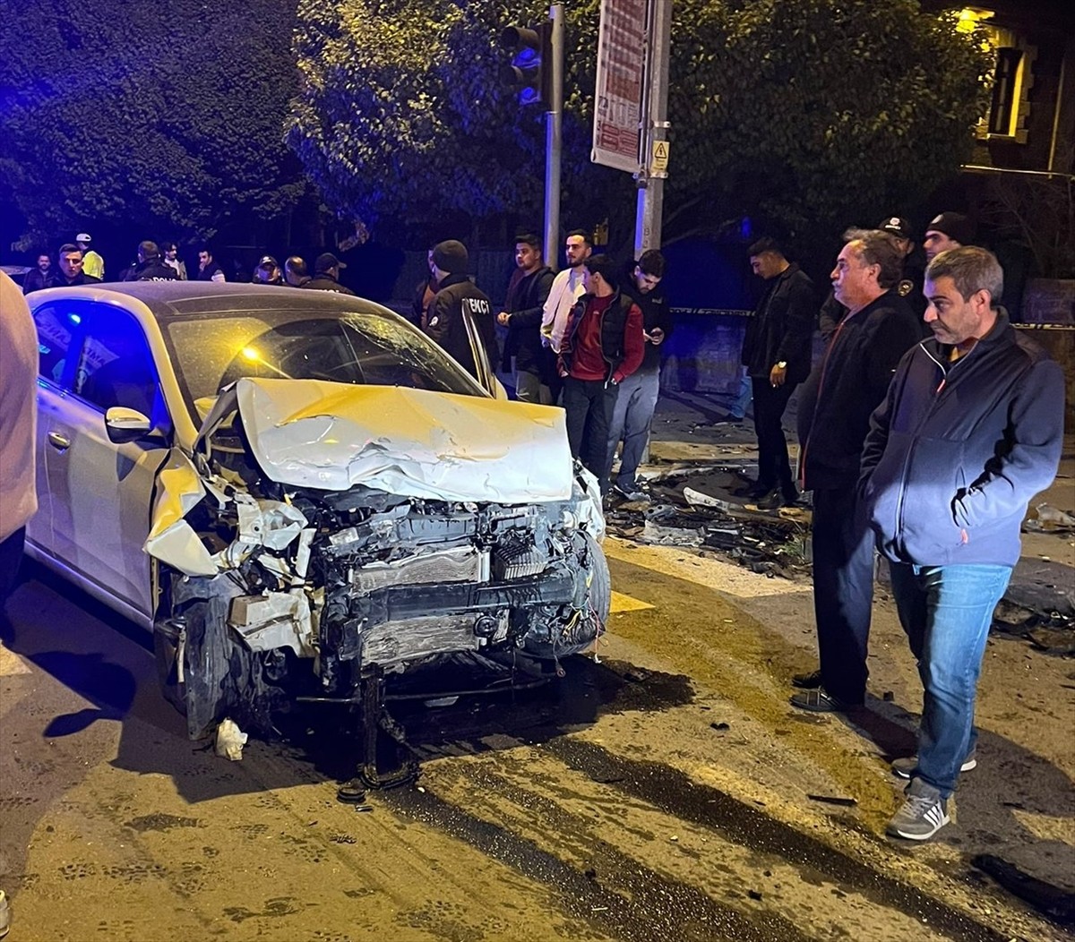 Kars'ta, Kars Tren Garı Kavşağı'nda 2 otomobilin karıştığı kazada 1 kişi öldü, 4 kişi ağır...