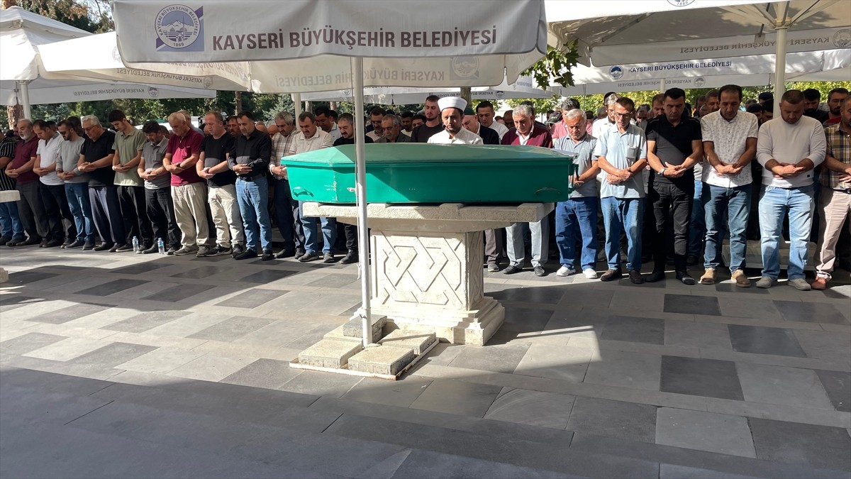 Kayseri'nin Kocasinan ilçesinde çıkan bıçaklı kavgada 1 kişi hayatını kaybetti, 1 kişi yaralandı....