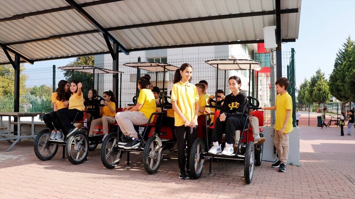 Kocaeli'nin Başiskele ilçesindeki bir ortaokulun bahçesine yerleştirilen sabit bisikletleri...