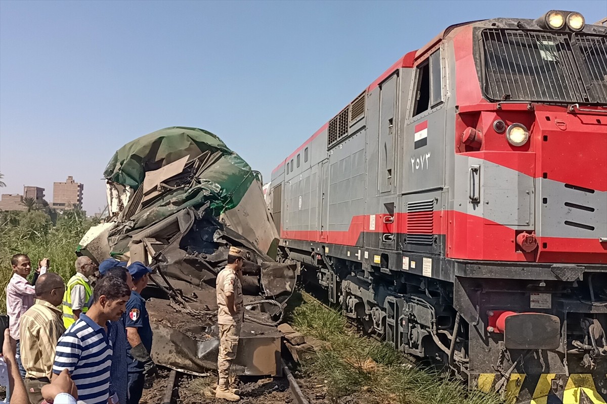 Mısır'ın güneyinde yer alan Minya kentinde iki tren çarpıştı, kaza sonucu iki vagon İbrahimiye...