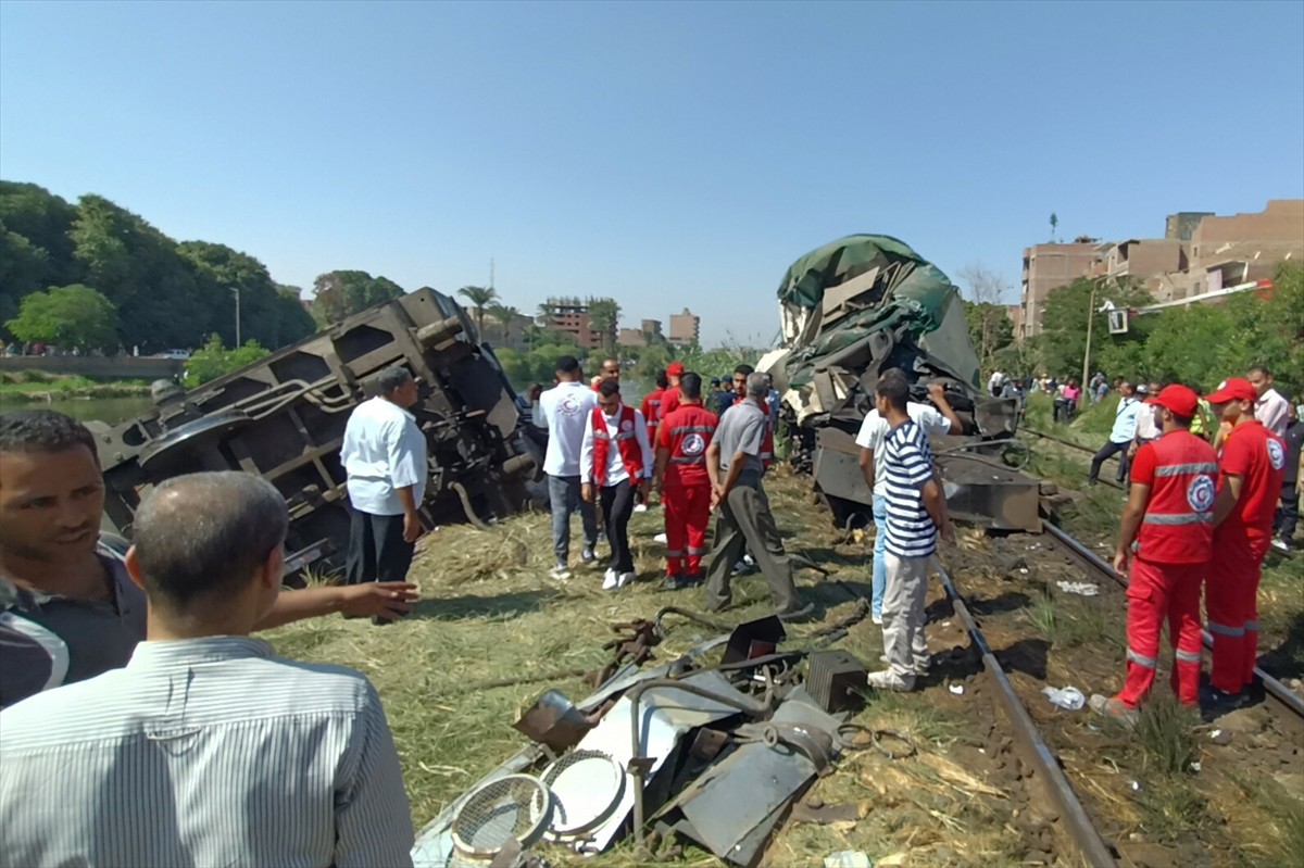 Mısır'ın güneyinde yer alan Minya kentinde iki tren çarpıştı, kaza sonucu iki vagon İbrahimiye...