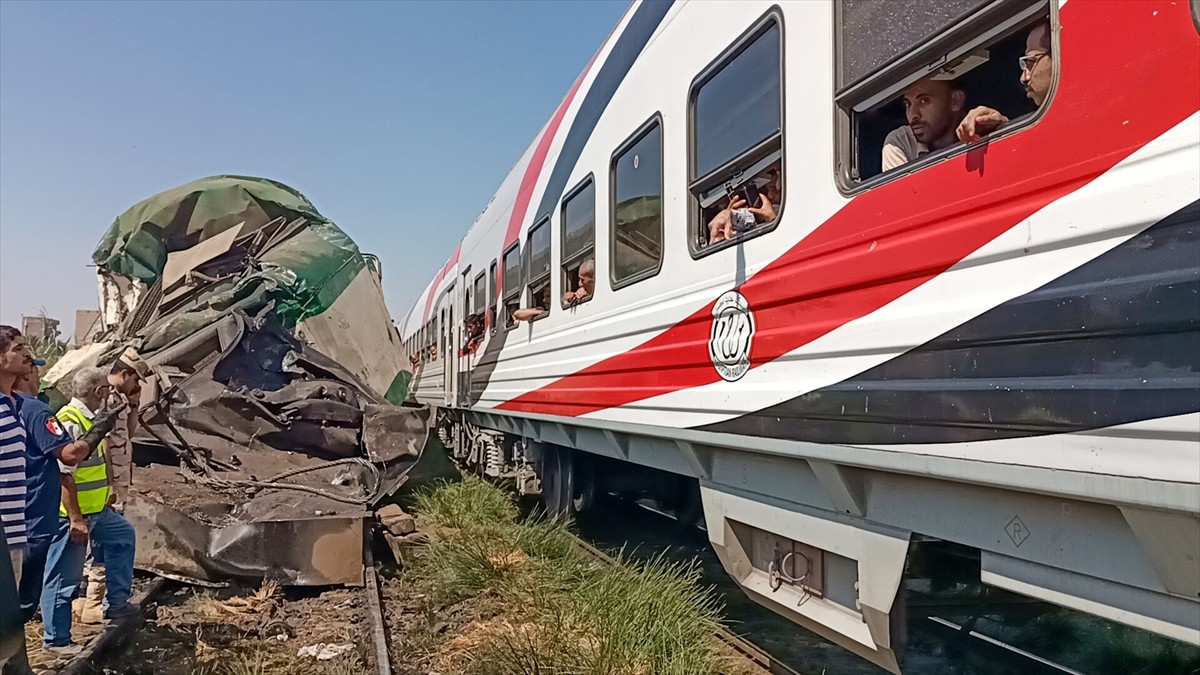 Mısır'ın güneyinde yer alan Minya kentinde iki tren çarpıştı, kaza sonucu iki vagon İbrahimiye...