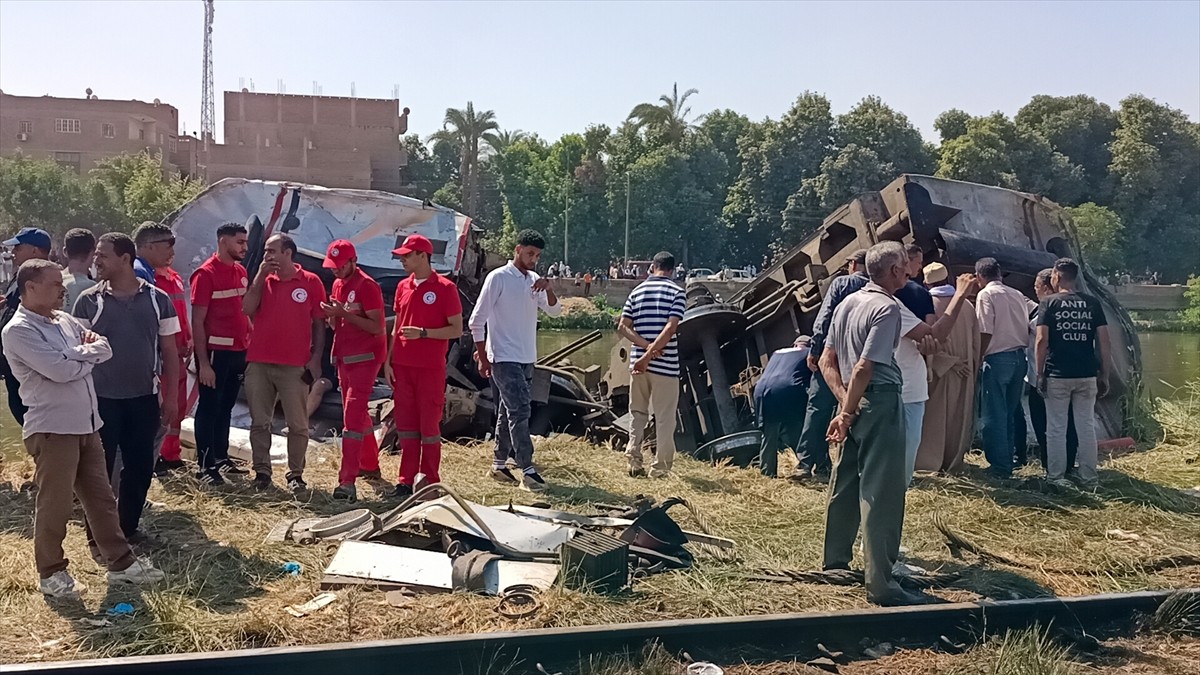 Mısır'ın güneyinde yer alan Minya kentinde iki tren çarpıştı, kaza sonucu iki vagon İbrahimiye...