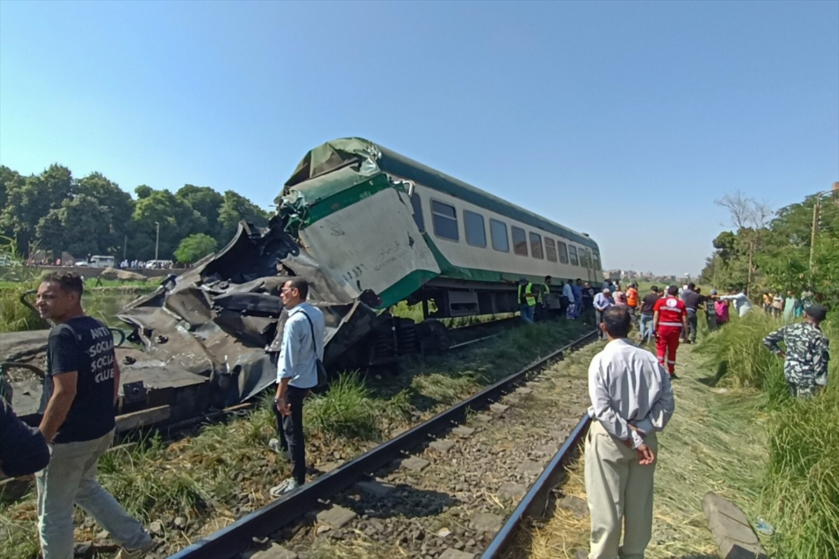 Mısır'ın güneyinde yer alan Minya kentinde iki tren çarpıştı, kaza sonucu iki vagon İbrahimiye...