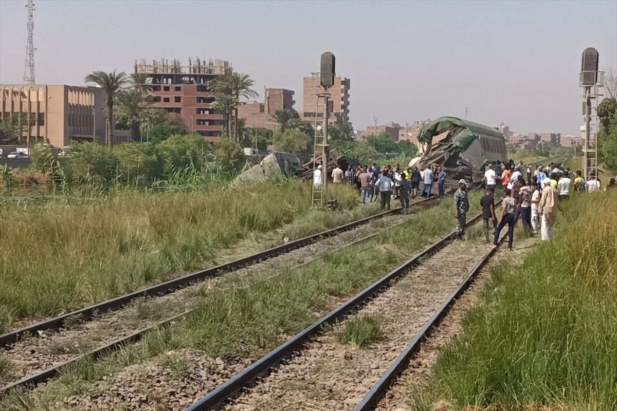 Mısır'ın güneyinde yer alan Minya kentinde iki tren çarpıştı, kaza sonucu iki vagon İbrahimiye...