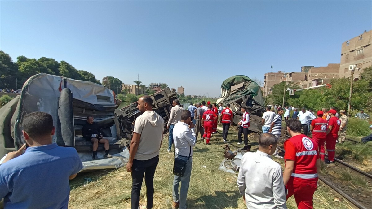 Mısır'ın güneyinde yer alan Minya kentinde iki tren çarpıştı, kaza sonucu iki vagon İbrahimiye...