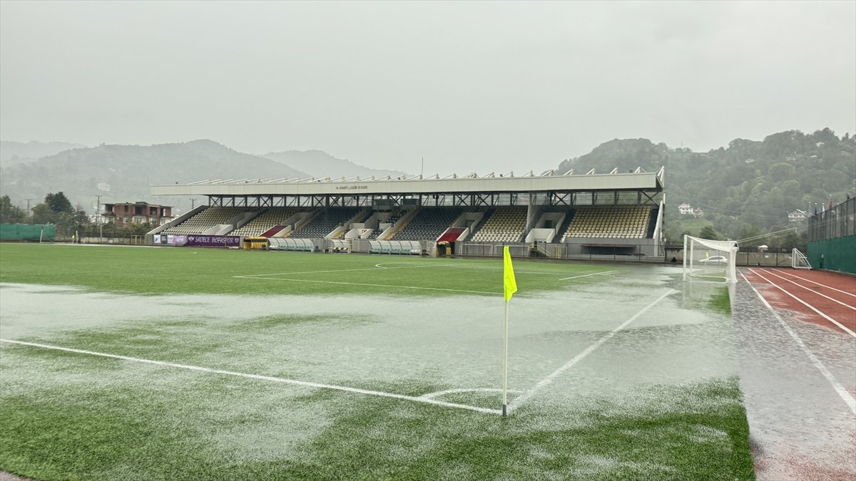 Nesine 3. Lig 1. Grup'taki Artvin Hopaspor-Tokat Belediye Plevnespor maçı, sağanak nedeniyle...