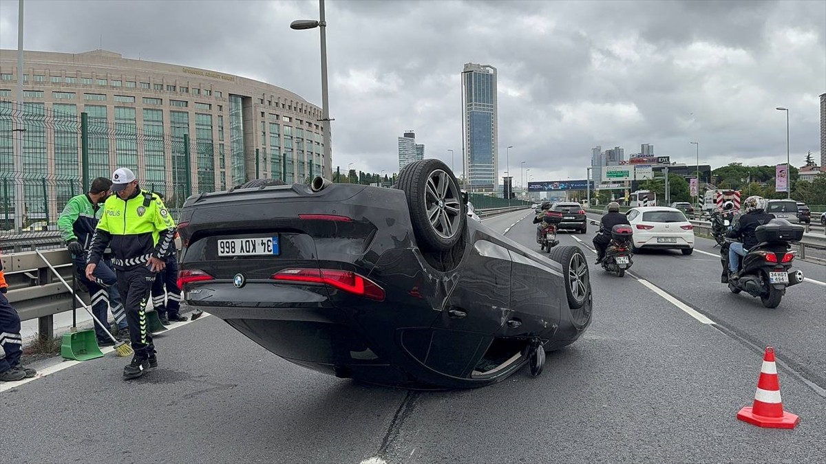 Şişli'de bariyerlere çarpan otomobilin sürücüsü yaralandı. Haber verilmesi üzerine bölgeye...