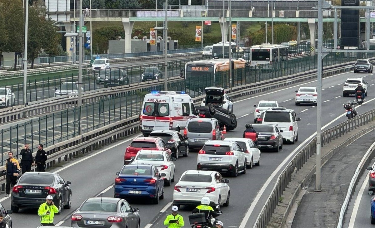 Şişli'de bariyerlere çarpan otomobilin sürücüsü yaralandı. Haber verilmesi üzerine bölgeye...