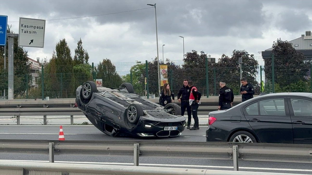 Şişli'de bariyerlere çarpan otomobilin sürücüsü yaralandı. Haber verilmesi üzerine bölgeye...