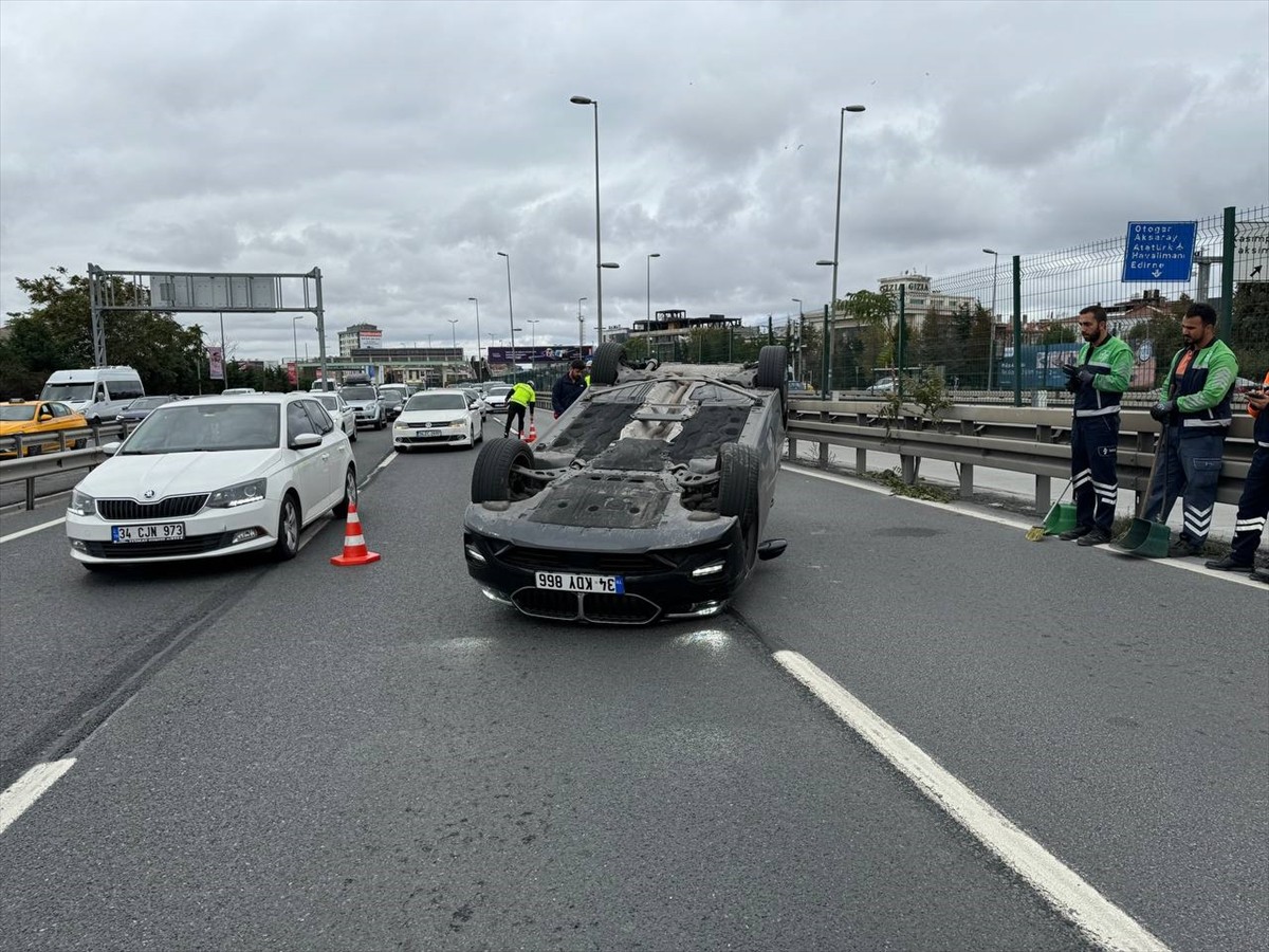 Şişli'de bariyerlere çarpan otomobilin sürücüsü yaralandı. Haber verilmesi üzerine bölgeye...