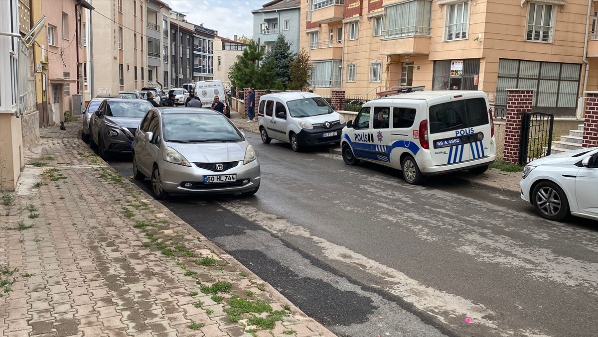 Sivas'ta emekli öğretmen, tartıştığı baba ve oğlu tabancayla vurarak yaraladı. Olay yerine polis...