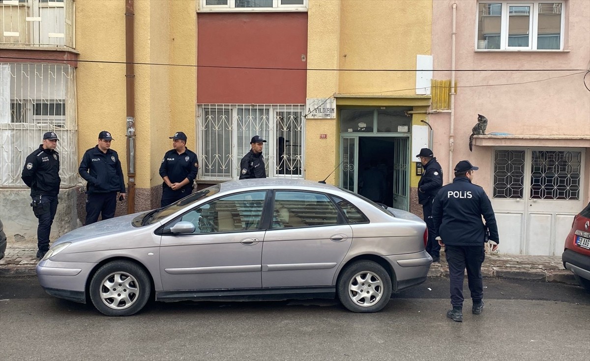 Sivas'ta emekli öğretmen, tartıştığı baba ve oğlu tabancayla vurarak yaraladı. Olay yerine polis...