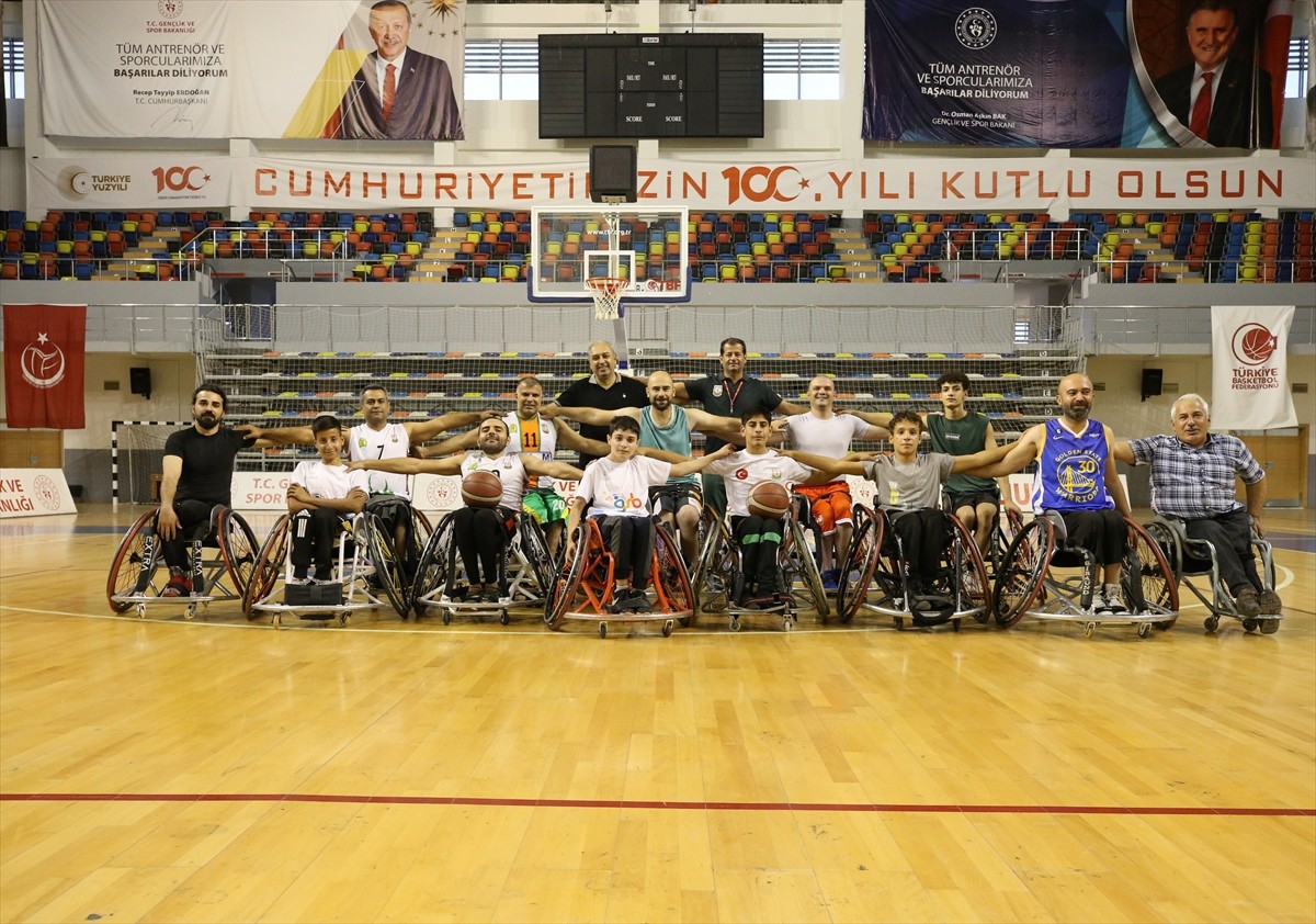 Tekerlekli Sandalye Basketbol Süper Lig ekiplerinden Şanlıurfa Büyükşehir Belediyesi Tekerlekli...