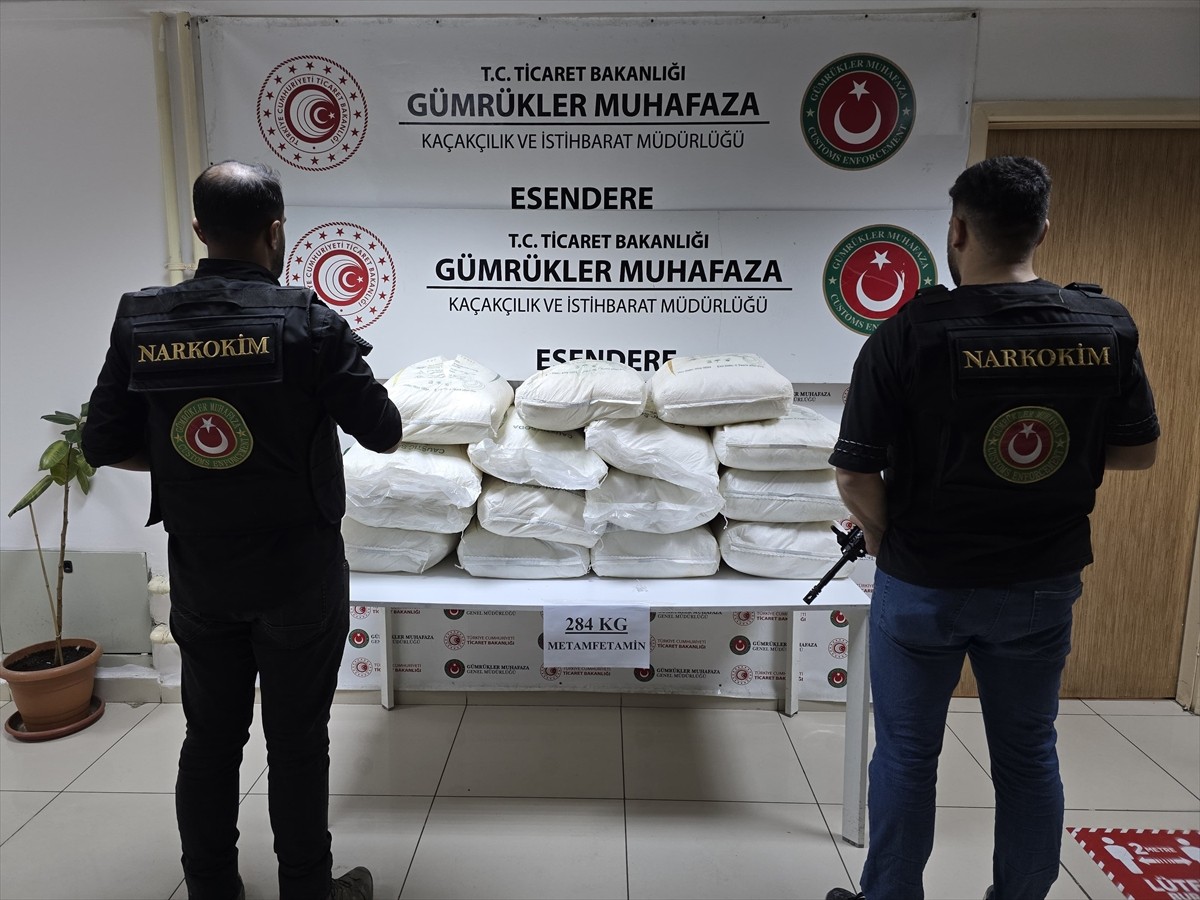 Ticaret Bakanlığı Gümrükler Muhafaza ekipleri, Esendere Gümrük Kapısı'nda 284 kilogram ağırlığında...