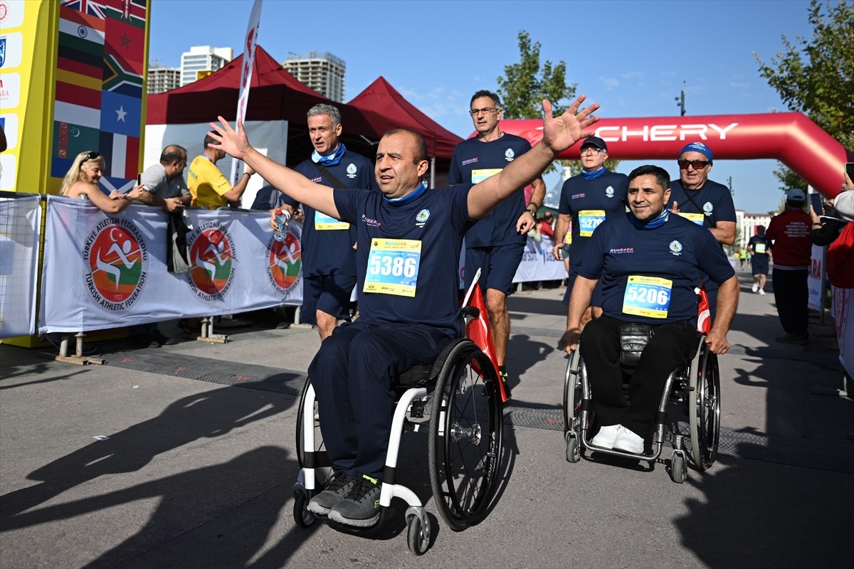 TSK Mehmetçik Vakfı üyeleri, Ankara'da düzenlenen Runkara Uluslararası Yarı Maratonu'nda...