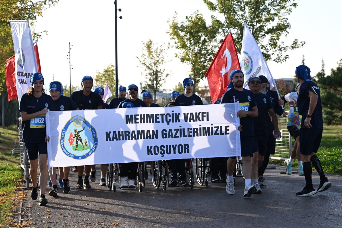 TSK Mehmetçik Vakfı üyeleri, Ankara'da düzenlenen Runkara Uluslararası Yarı Maratonu'nda...