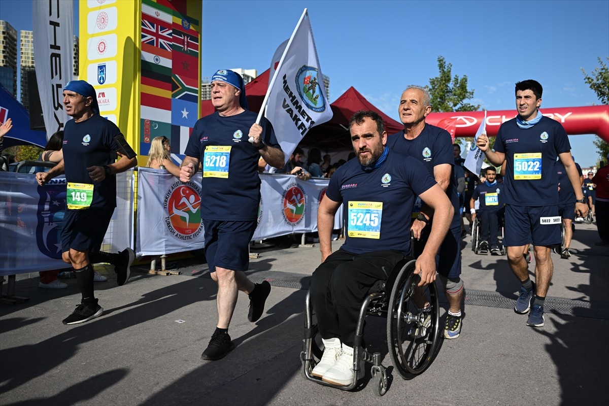 TSK Mehmetçik Vakfı üyeleri, Ankara'da düzenlenen Runkara Uluslararası Yarı Maratonu'nda...