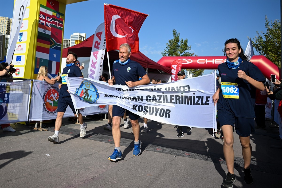 TSK Mehmetçik Vakfı üyeleri, Ankara'da düzenlenen Runkara Uluslararası Yarı Maratonu'nda...