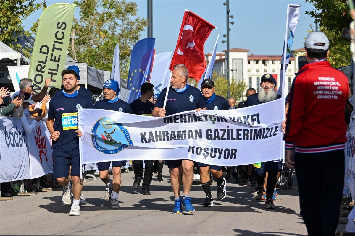 TSK Mehmetçik Vakfı üyeleri, Ankara'da düzenlenen Runkara Uluslararası Yarı Maratonu'nda...