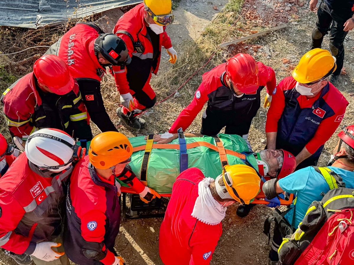  Uşak genelinde, Uluslararası Afet Risklerinin Azaltılması Günü dolayısıyla 5,8 büyüklüğünde...