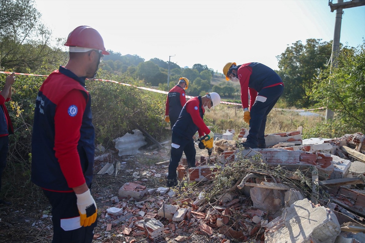  Uşak genelinde, Uluslararası Afet Risklerinin Azaltılması Günü dolayısıyla 5,8 büyüklüğünde...