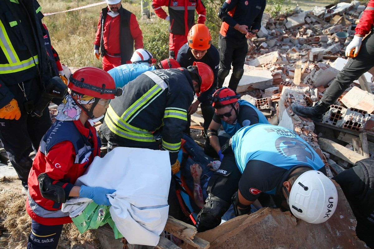  Uşak genelinde, Uluslararası Afet Risklerinin Azaltılması Günü dolayısıyla 5,8 büyüklüğünde...