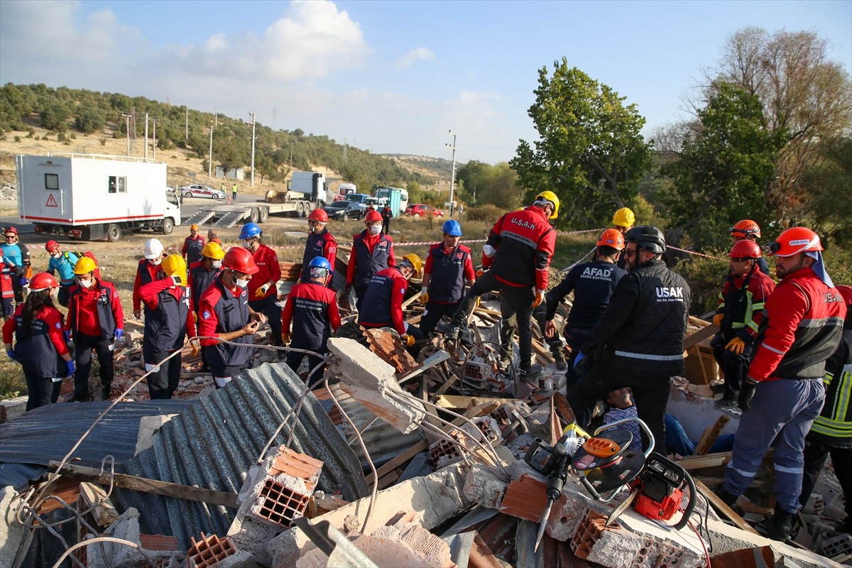  Uşak genelinde, Uluslararası Afet Risklerinin Azaltılması Günü dolayısıyla 5,8 büyüklüğünde...