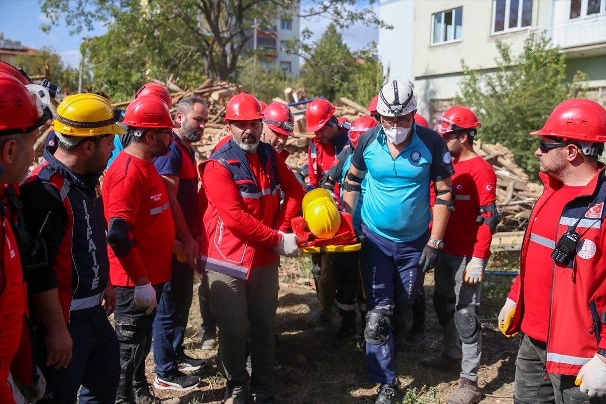  Uşak genelinde, Uluslararası Afet Risklerinin Azaltılması Günü dolayısıyla 5,8 büyüklüğünde...