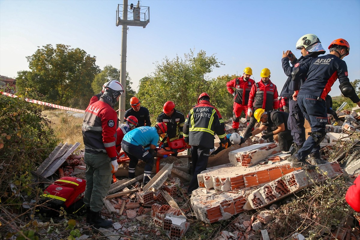  Uşak genelinde, Uluslararası Afet Risklerinin Azaltılması Günü dolayısıyla 5,8 büyüklüğünde...