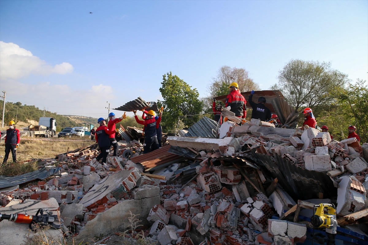  Uşak genelinde, Uluslararası Afet Risklerinin Azaltılması Günü dolayısıyla 5,8 büyüklüğünde...